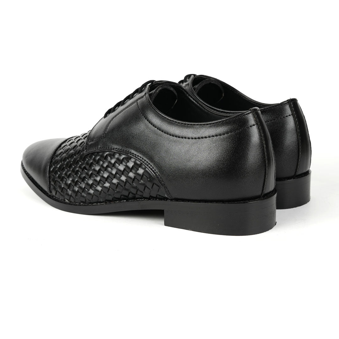 Stylish and confident, these Monkstory men's black woven oxford lace-up shoes exude an impeccable sense of style.